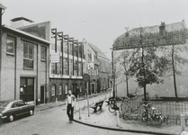 862717 Gezicht op de voorgevels van panden aan de even zijde van de Varkenmarkt in Wijk C te Utrecht, met een pand dat ...